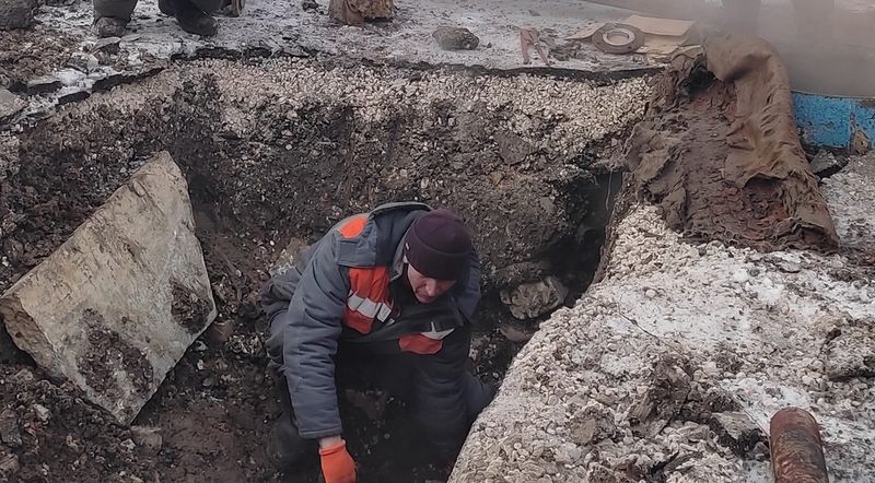 Коммунальщики пообещали вернуть тепло в школу в ближайшие часы