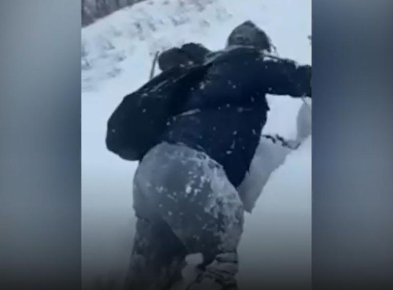 Летевший со снежной лавиной со скалы турист снял все на видео