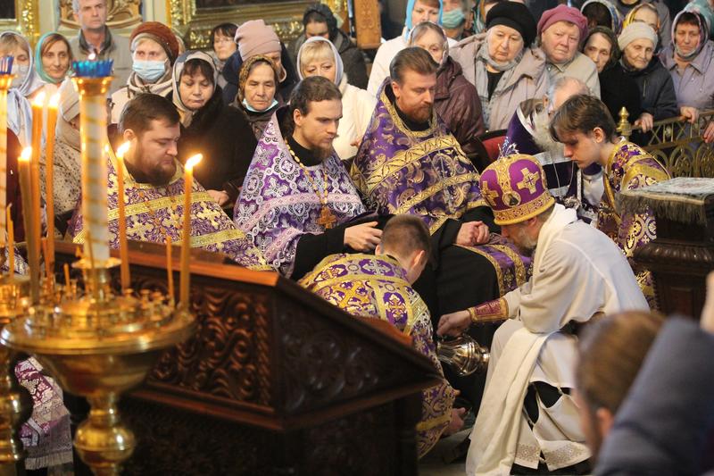 Глава сызранской епархии омыл ноги священнослужителям