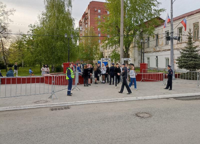 На площади в Сызрани зрителей праздничного концерта «пропускают» через рамки металлоискателей