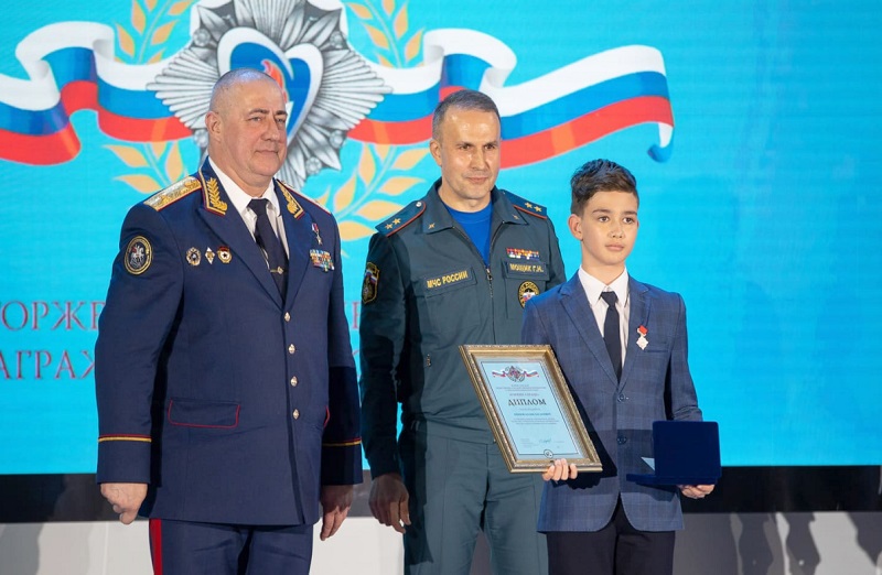 В московском Музее Победы наградили 12-летнего Малика Уринова за спасение утопающего ребенка на Волге