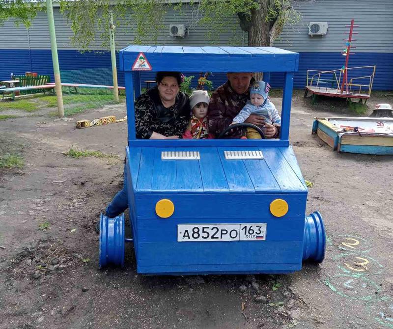 Семья октябрьцев своими руками смастерила в подарок детям автомобиль