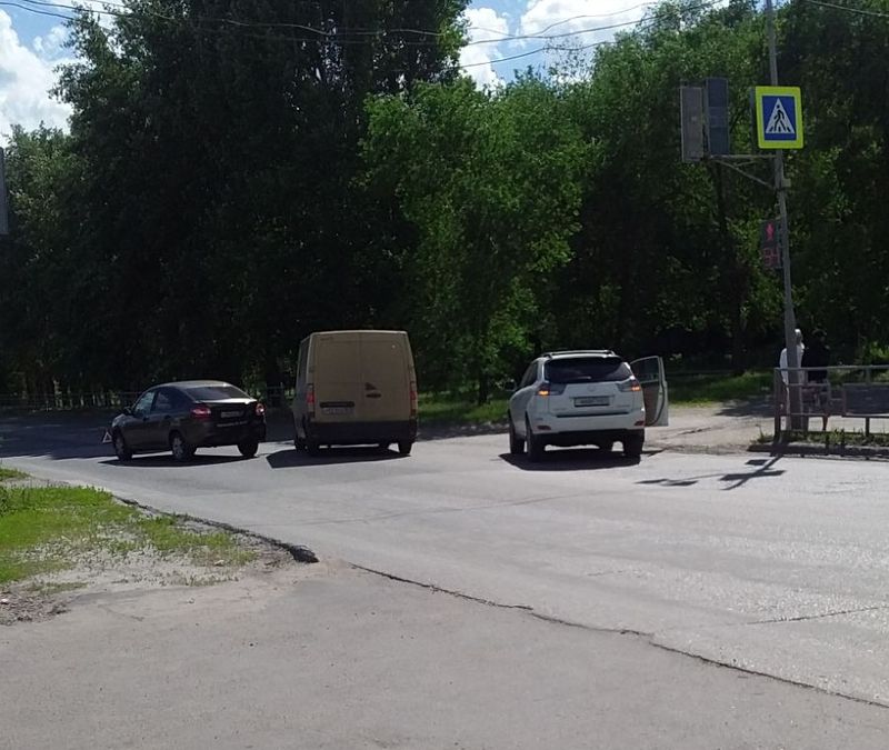 «Догнались» на светофоре и мешают остальным участникам движения - в Сызрани еще одно ДТП на окраине