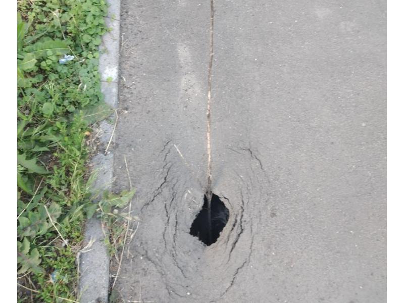 «Шею же можно свернуть!» Жительница Сызрани предупредила об опасных провалах на тротуаре