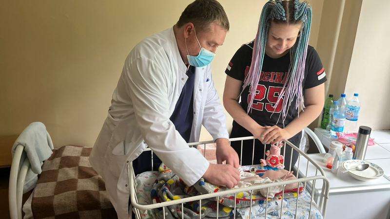 Самарский хирург ювелирно провел операцию и спас новорожденного малыша из Сызрани: видео