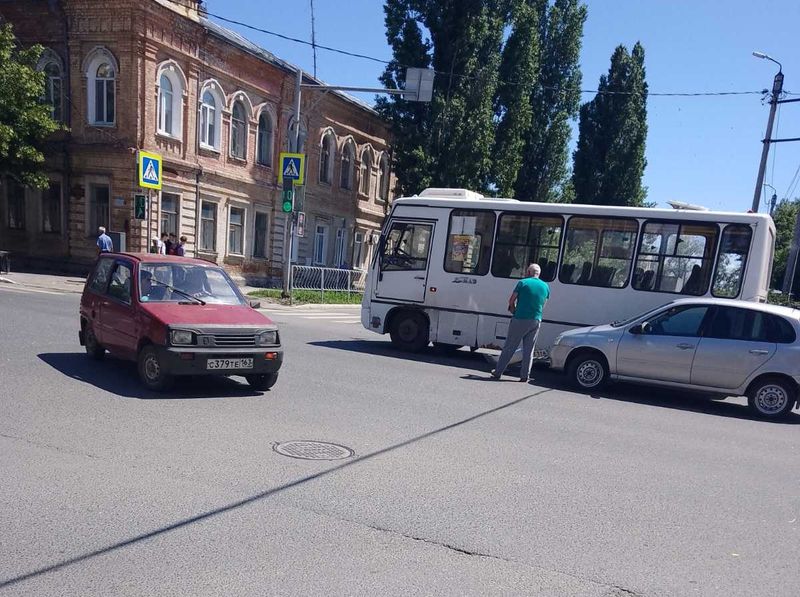 Один из центральных перекрестков Сызрани не поделили маршрутный автобус и легковушка