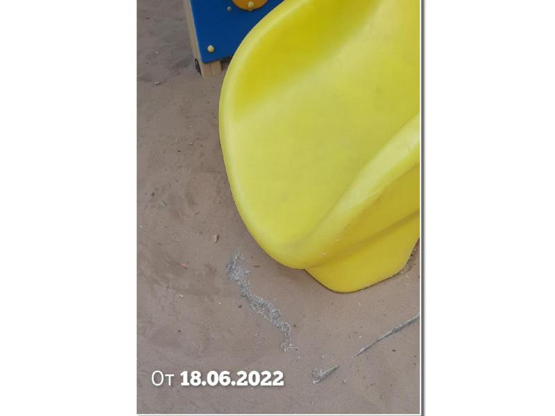 Выпирающую плиту на детской площадке в Сызрани присыпали песочком