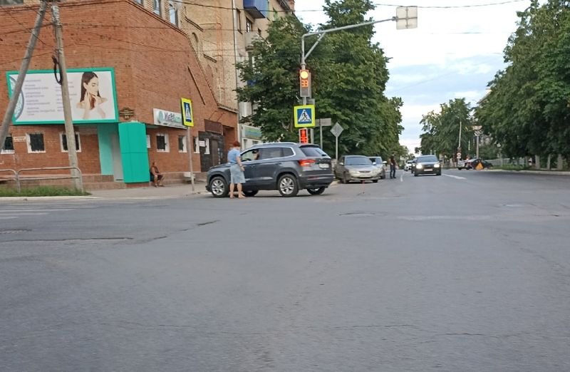 На перекрестке в  центре Сызрани столкновение двух иномарок - одну из них развернуло и кинуло к отбойнику