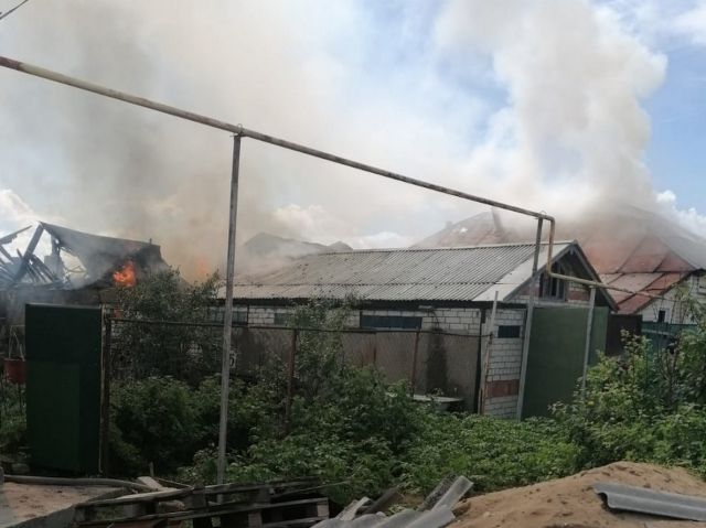 Угрозу распространения огня на соседние дома удалось снять: горящий дом потушили