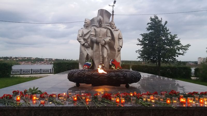 На рассвете перед монументом «Вечный огонь» в Сызрани зажглись сотни памятных свечей
