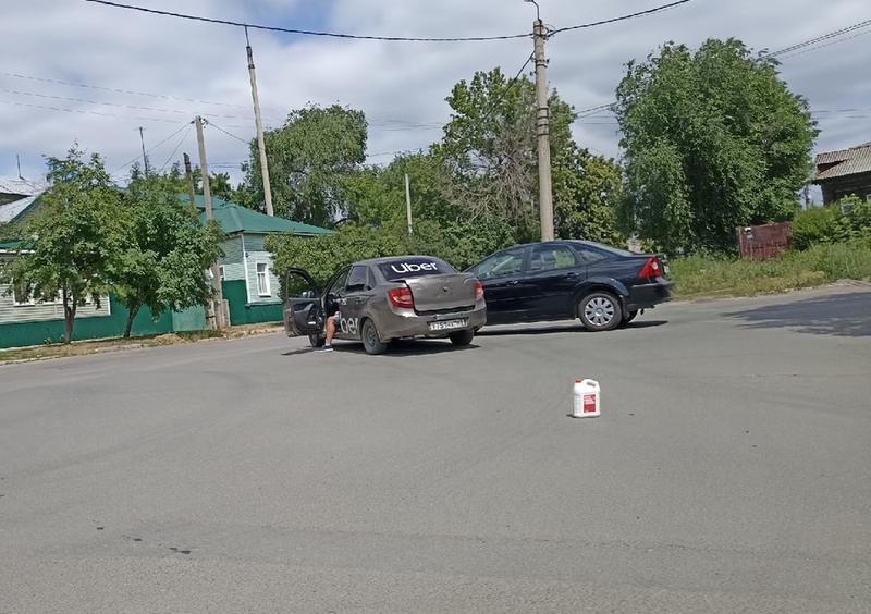 Такси попало в ДТП на перекрестке в центре Сызрани