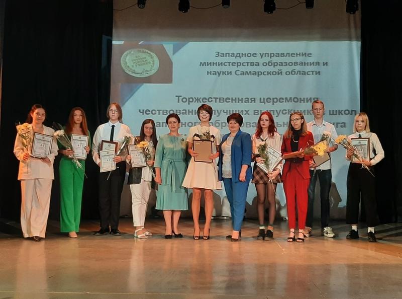 В Сызрани торжественно вручили медали лучшим выпускникам школ