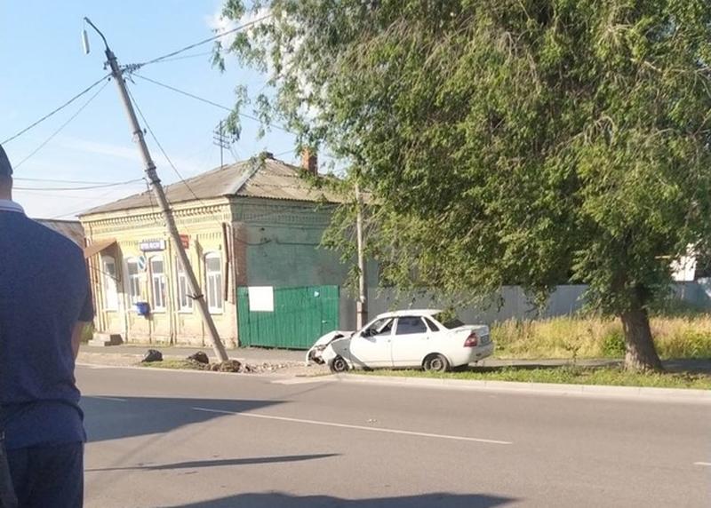 Приора снесла столб около почты в центре Сызрани