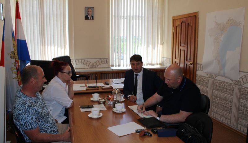 «Воскресший» депутат Сергей Иванов обсудил с представителями УК проблемы жителей одного из районов города