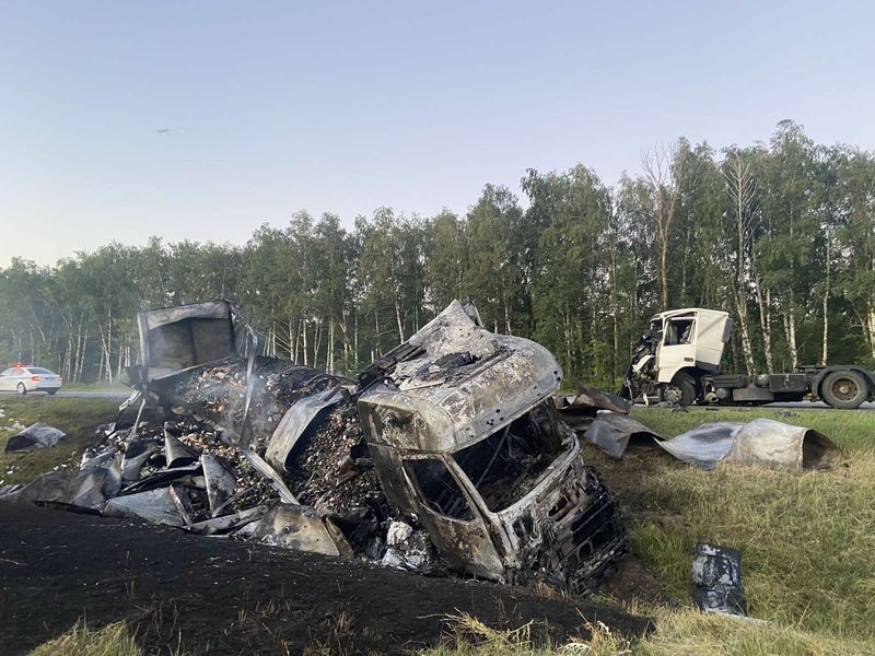 Большегруз загорелся: ночью под Сызранью в страшной аварии погиб водитель одной из столкнувшихся фур