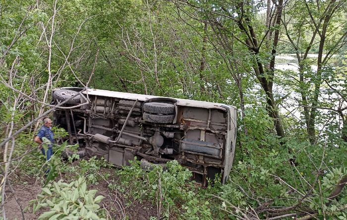 Под Сызранью опрокинулся пассажирский автобус, соединяющий город с Рамено - к месту ДТП проследовало несколько «скорых»