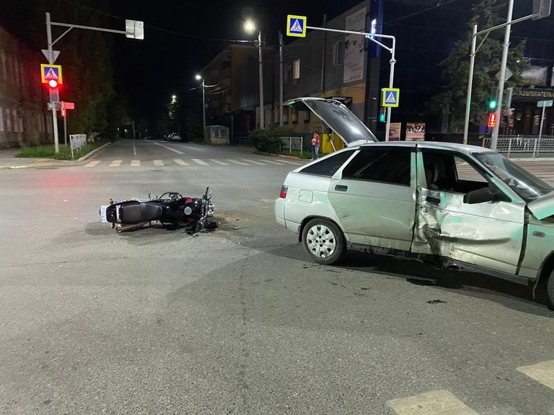 «Даже МРТ не могут сделать»: сбитый в центре Сызрани мотоциклист попал в реанимацию, а его жена надеется на помощь очевидцев ДТП
