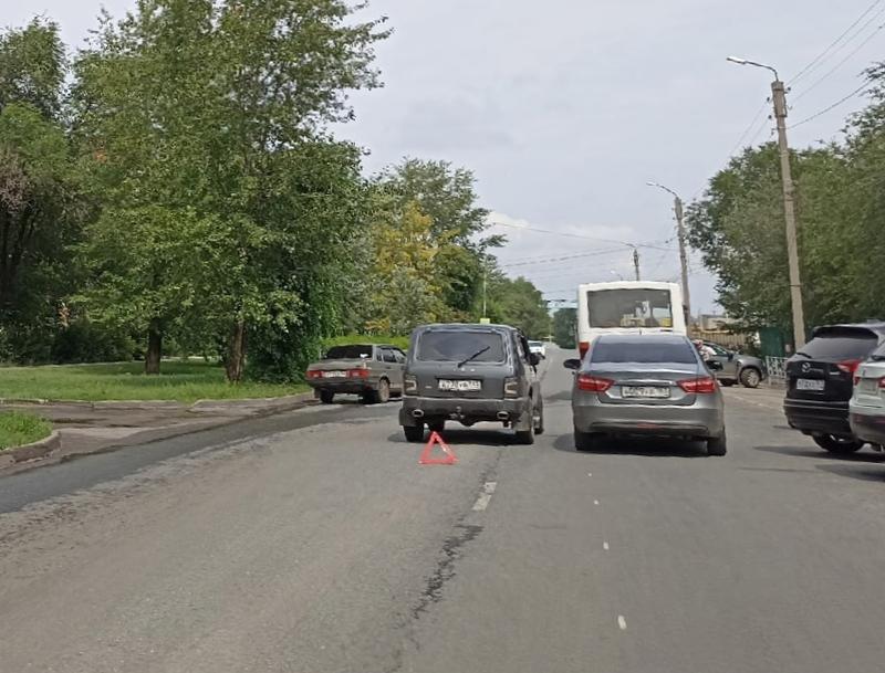 Еще в одном районе Сызрани автомобилисты, чертыхаясь, стоят в заторе: две легковушки столкнулись и создали проблему на дороге