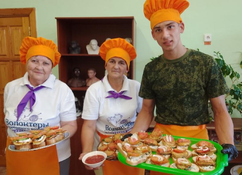 В Октябрьске бабушки-волонтеры учили подростков делать вкусняшки из кабачков