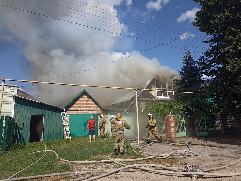В эти минуты в Сызрани горят несколько соседних домов - к месту стягиваются пожарные расчеты