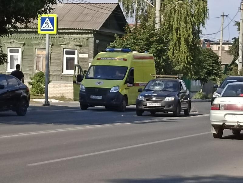 Пожилой автомобилист сбил пенсионерку на перекрестке в Сызрани: на месте работает бригада скорой