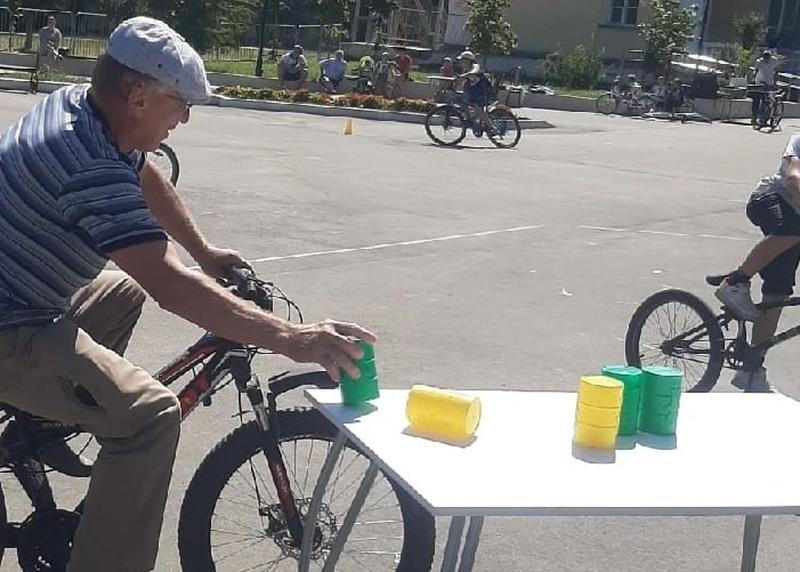 В Сызрани дед оседлал велосипед, а детям дал совет по «джигитовке на железном коне»