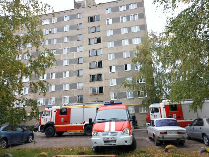 Узнав о ЧП в квартире на улице Октябрьской, на место прибыли пожарные расчеты