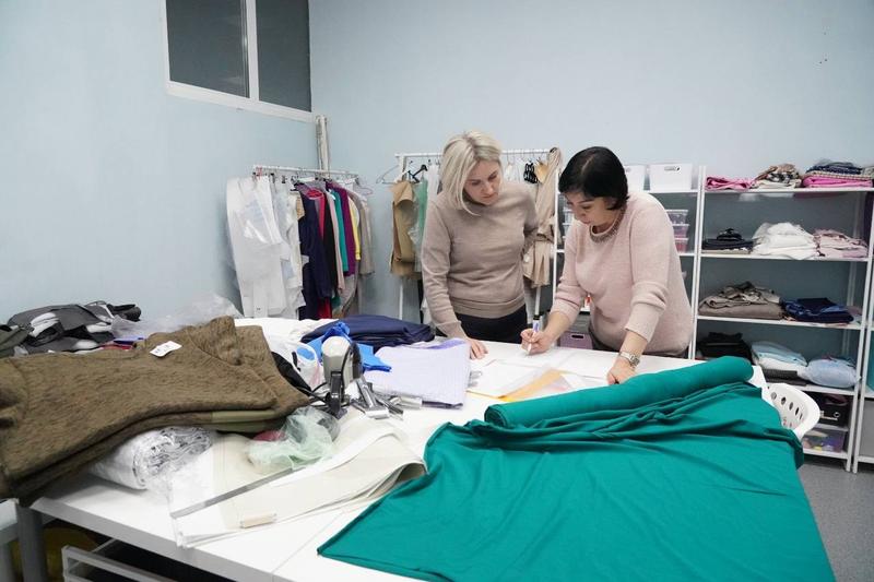 В Самарской области женщины-добровольцы шьют теплую одежду для воинов. Даже ночами