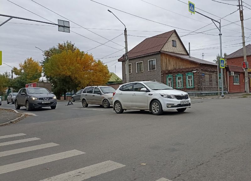 На оживленной дороге в Сызрани растет пробка - дорогу перегородили столкнувшиеся машины