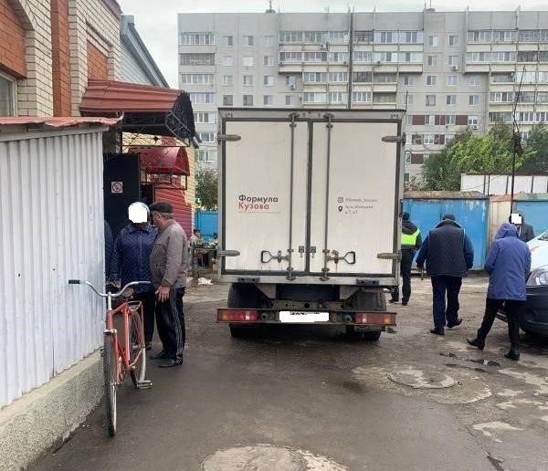 Одного из пострадавших госпитализировали: от наезда грузовика на сызранском рынке травмы получили двое мужчин