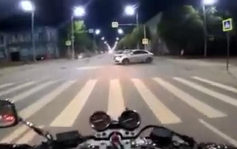 Появилось видео с моментом ДТП, в котором вечером 1 октября пострадали два мотоциклиста