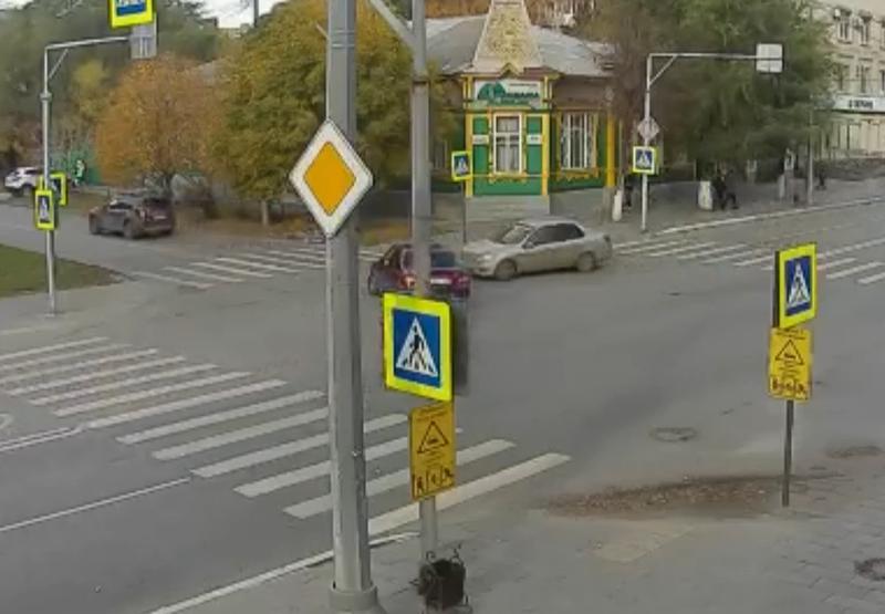 У меня не проскочишь. Появилось видео момента аварии на улице Советской