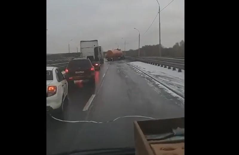 Мост у Большой Рязани оказался «непроходимым» для нескольких автомобилей: под Сызранью - массовая авария. Видео