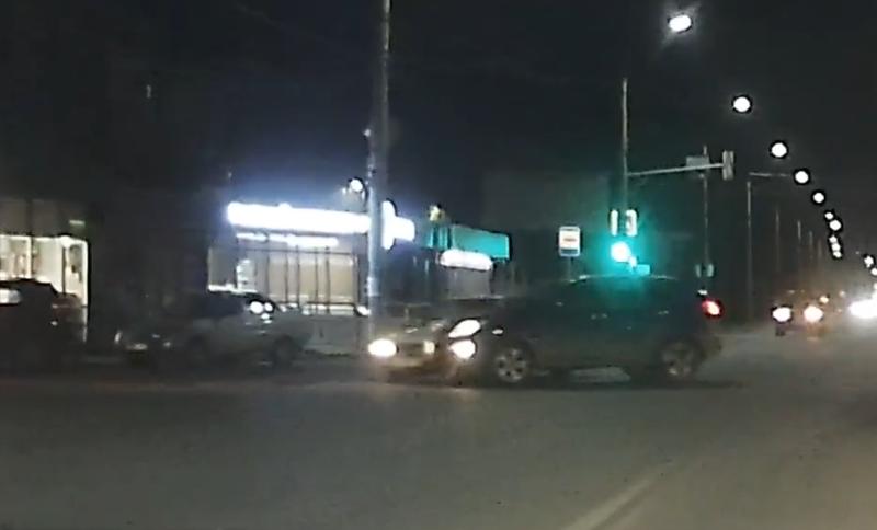 Не проскочил. На видео попало вечернее ДТП у ТЦ «Монгора»