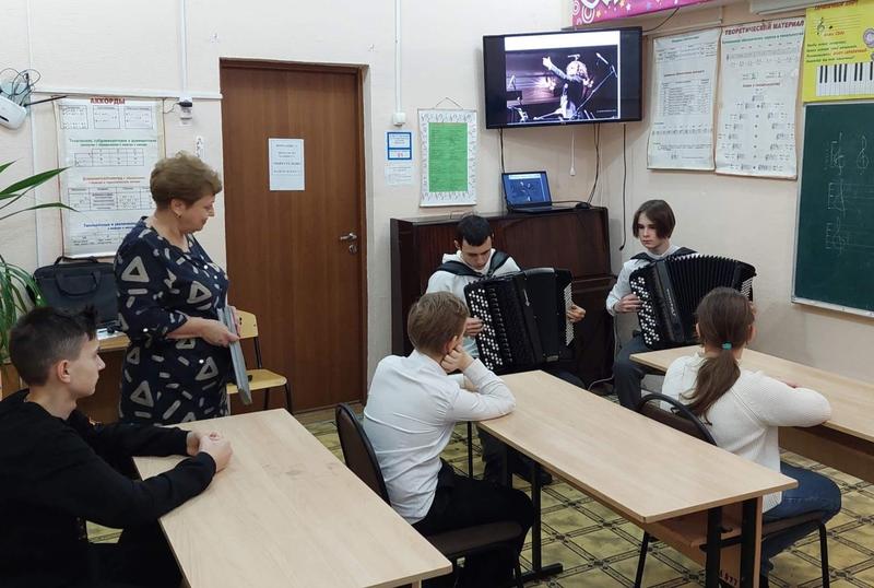 Юные музыканты из Сызрани узнали, как учил уроки знаменитый «человек-оркестр», уроженец Донбасса Медяник