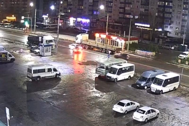 Включил заднюю и «дал по газам». Устроивший ночное ДТП у ТЦ скрылся с места аварии, выполнив «полицейский разворот». Видео