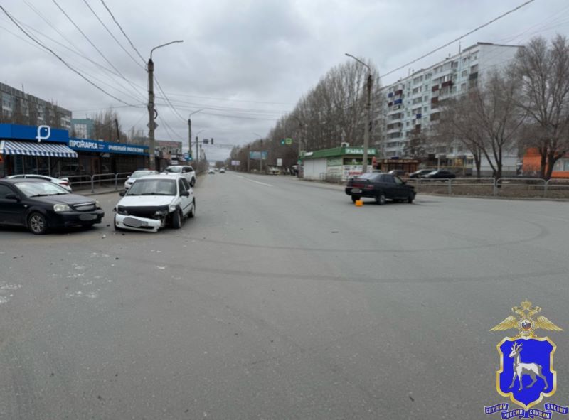 Возле ТЦ на Монгоре водитель ВАЗа очень неудачно повернул в сторону Уваровки