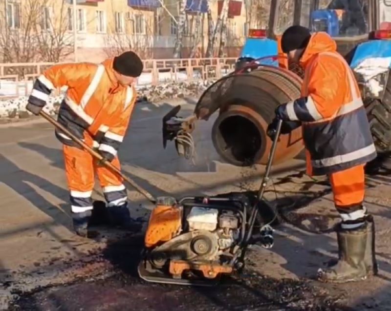 Проблемные места на дорогах Сызрани начали латать с помощью рециклера