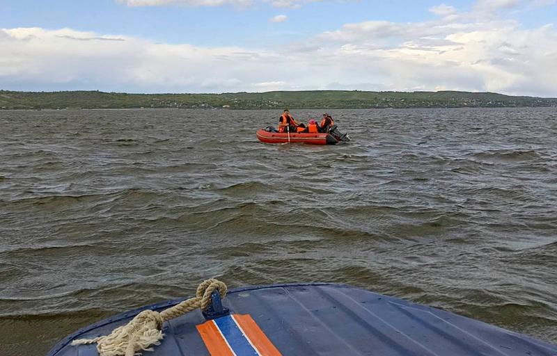 Лодка с детьми стала неуправляемой, и ее понесло от берега: ЧП на Волге в Октябрьске