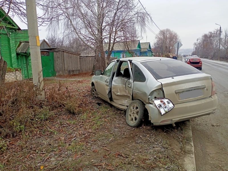 Помятый автомобиль на газоне, люди - в больнице: что произошло на улице Мира