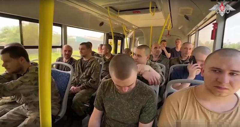 «Мама, это я, твой сын. Меня обменяли! Я в России!» Трогательное видео возвращения бойцов из плена
