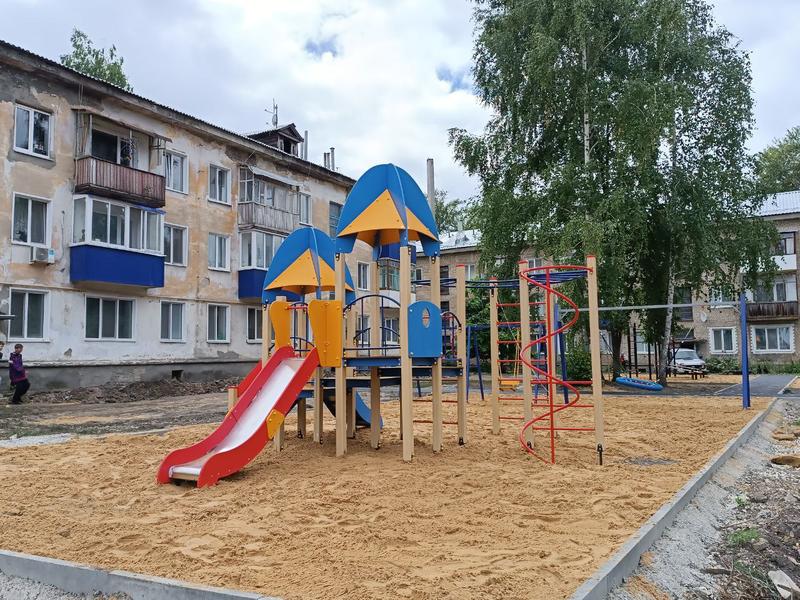 Во дворе на окраине Сызрани и горку установили, и двор заасфальтируют