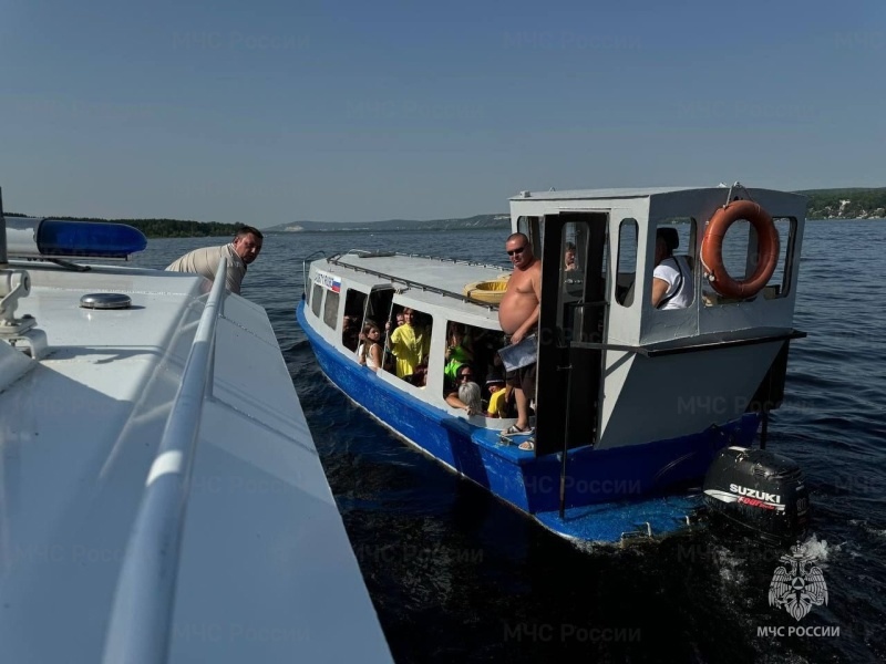 В катер набилось 54 пассажира, и если бы не подоспевшая проверка - неизвестно, что было бы с людьми