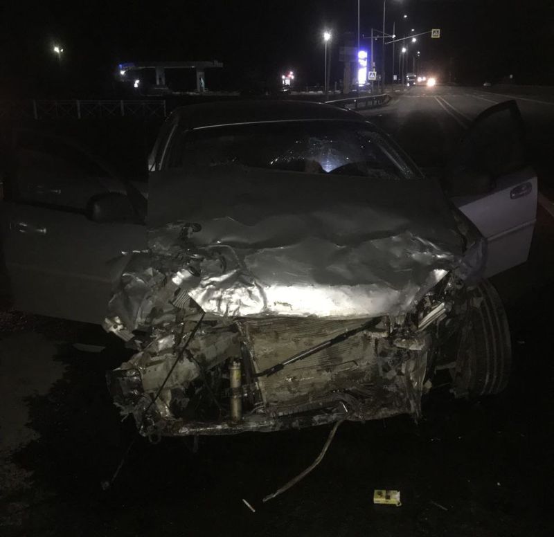 Автомобиль снес ограждение: четыре человека попали в больницу после столкновения двух иномарок