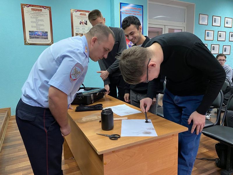 В транспортной полиции Сызрани студенты узнали, как «катают пальчики», ищут наркотики и защищают людей от беды