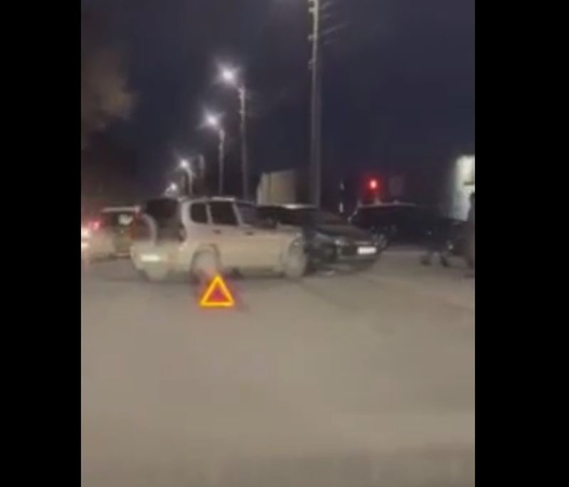 Внедорожник «боднул» в бок легковое авто на сызранской дороге