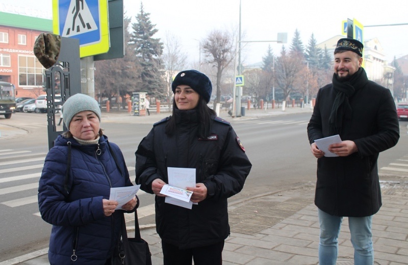 В Сызрани на улице полицейские останавливали прохожих и говорили им, как защитить их деньги