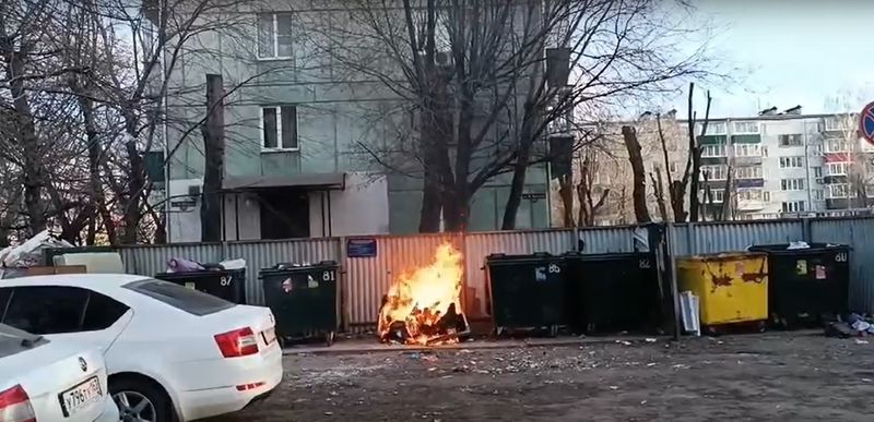 В Сызрани пироман устроил костер рядом с припаркованными автомобилями. Видео