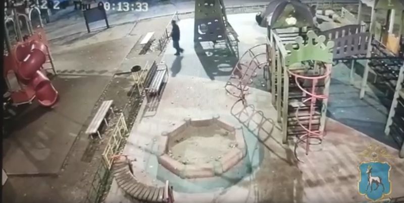 В Самарской области мужчина строил детскую площадку, затем обиделся и поджег ее: видео