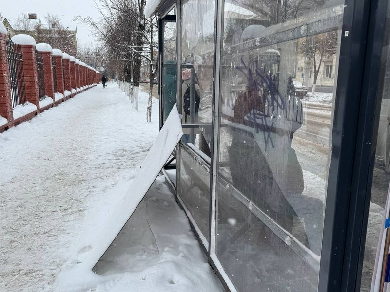 Вандалы снова «раздели» остановку рядом со школой и парком в центре Сызрани